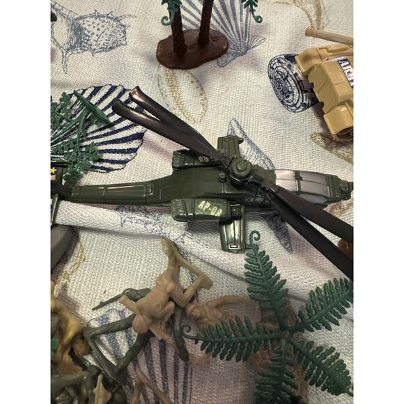 army men lot Tanks And Helicopter - Picture 8 of 13